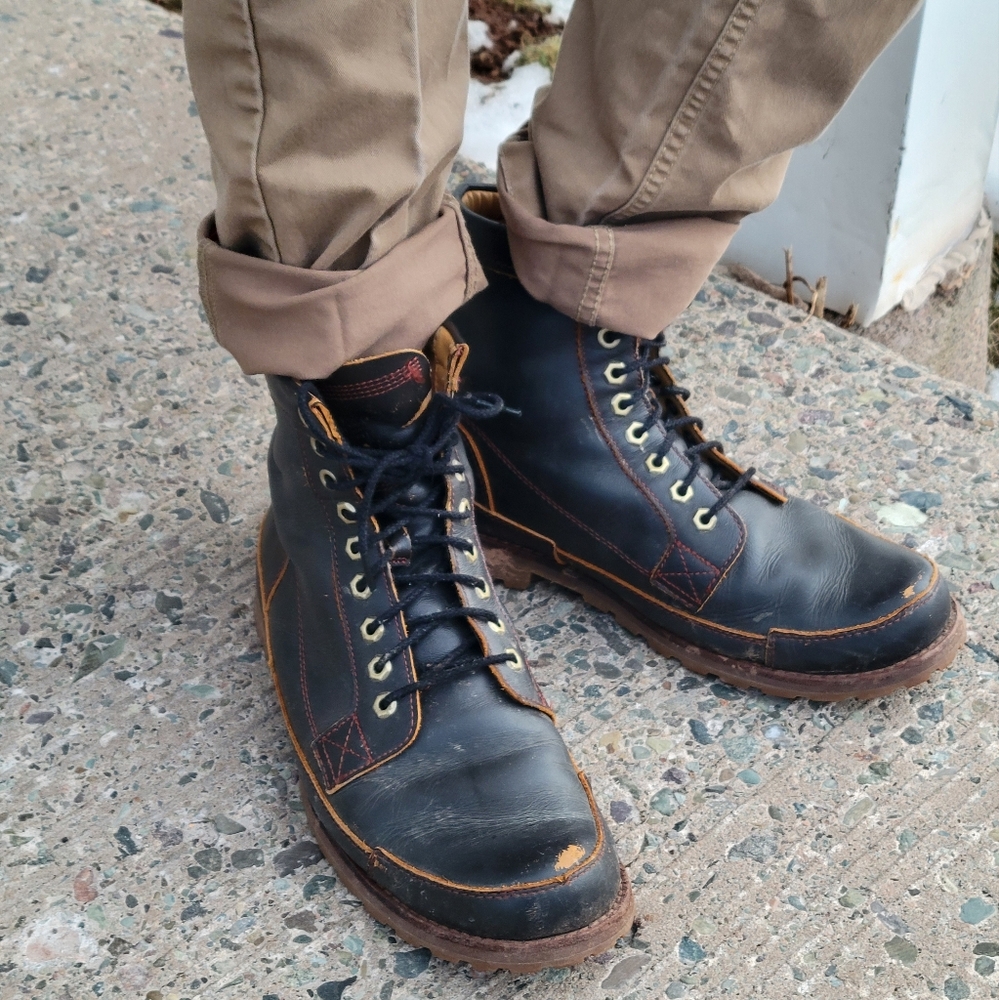 timberland original lace up boots 6 inch dark brown in color size 11 US mens